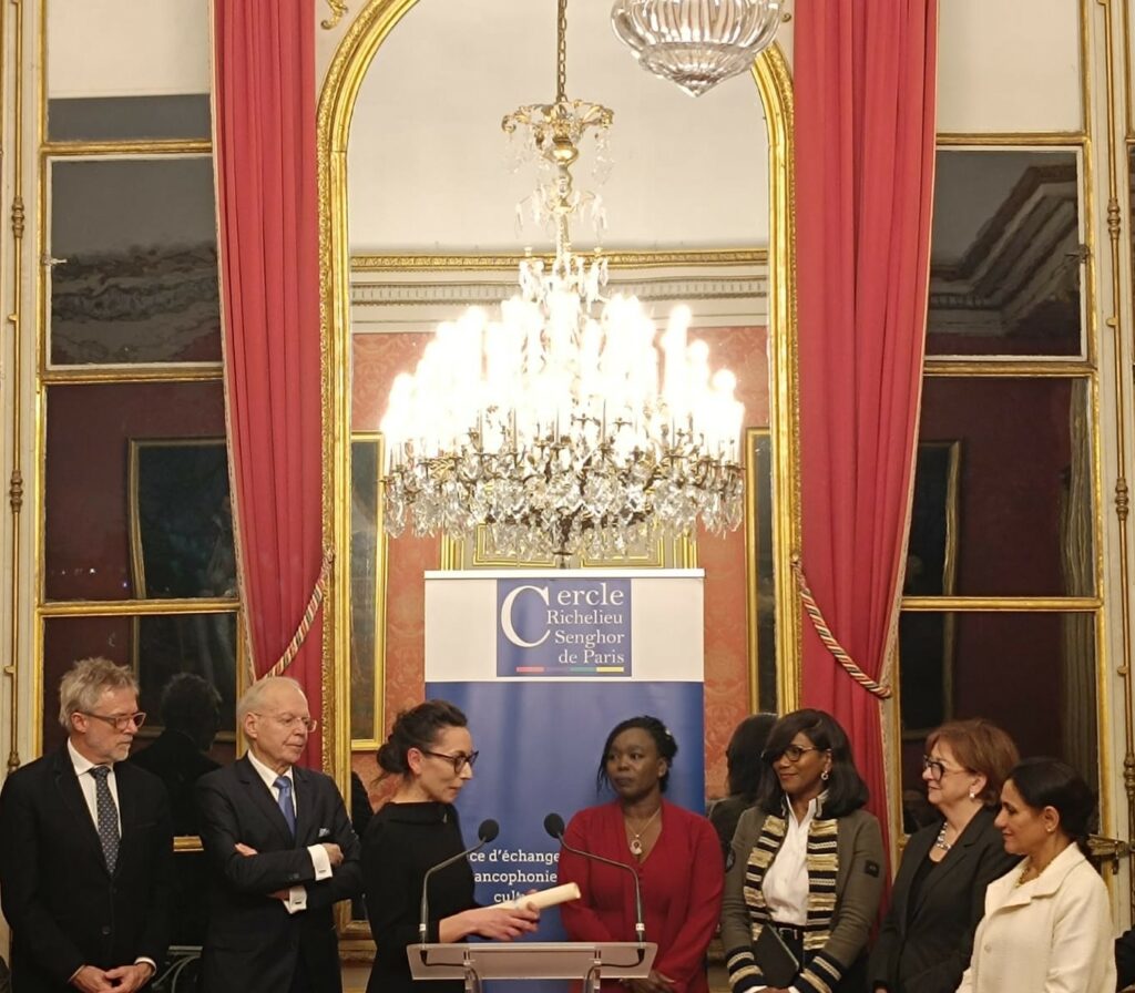 Corina Caligaru en présence du Président Alban Bogeat entouré de la Présidente du Jury et des membres du Jury