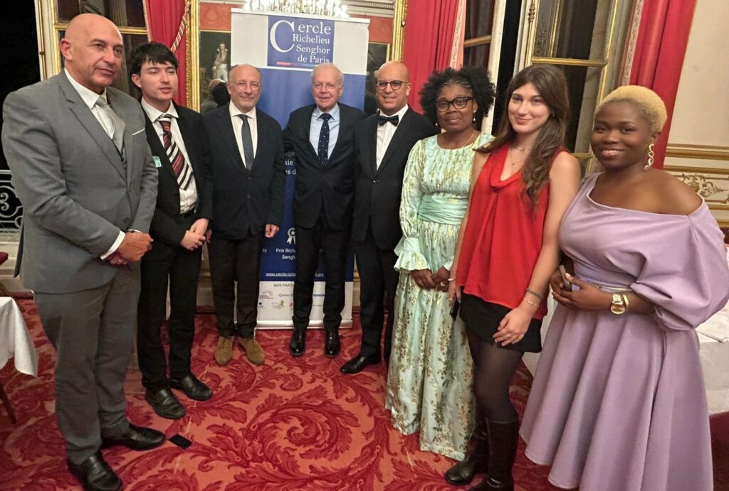 Photo de groupe avec les Jeunes Ambassadeurs francophones